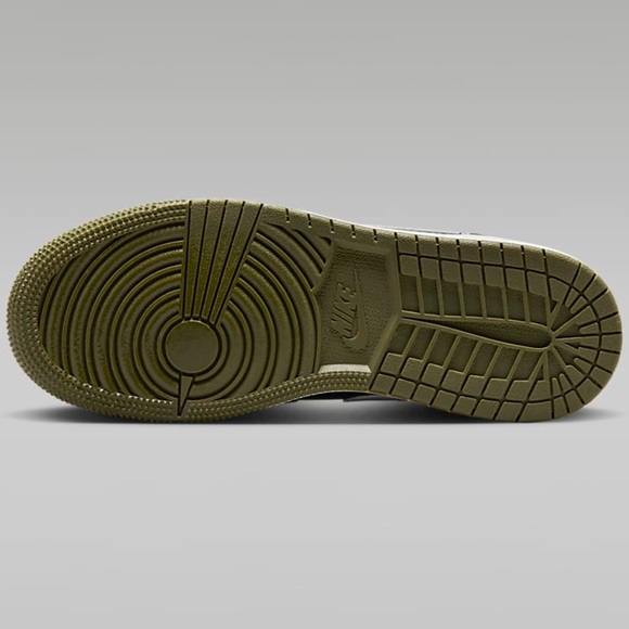 Air Jordan 1 Mid GS in Army Green - Picture 8 of 10